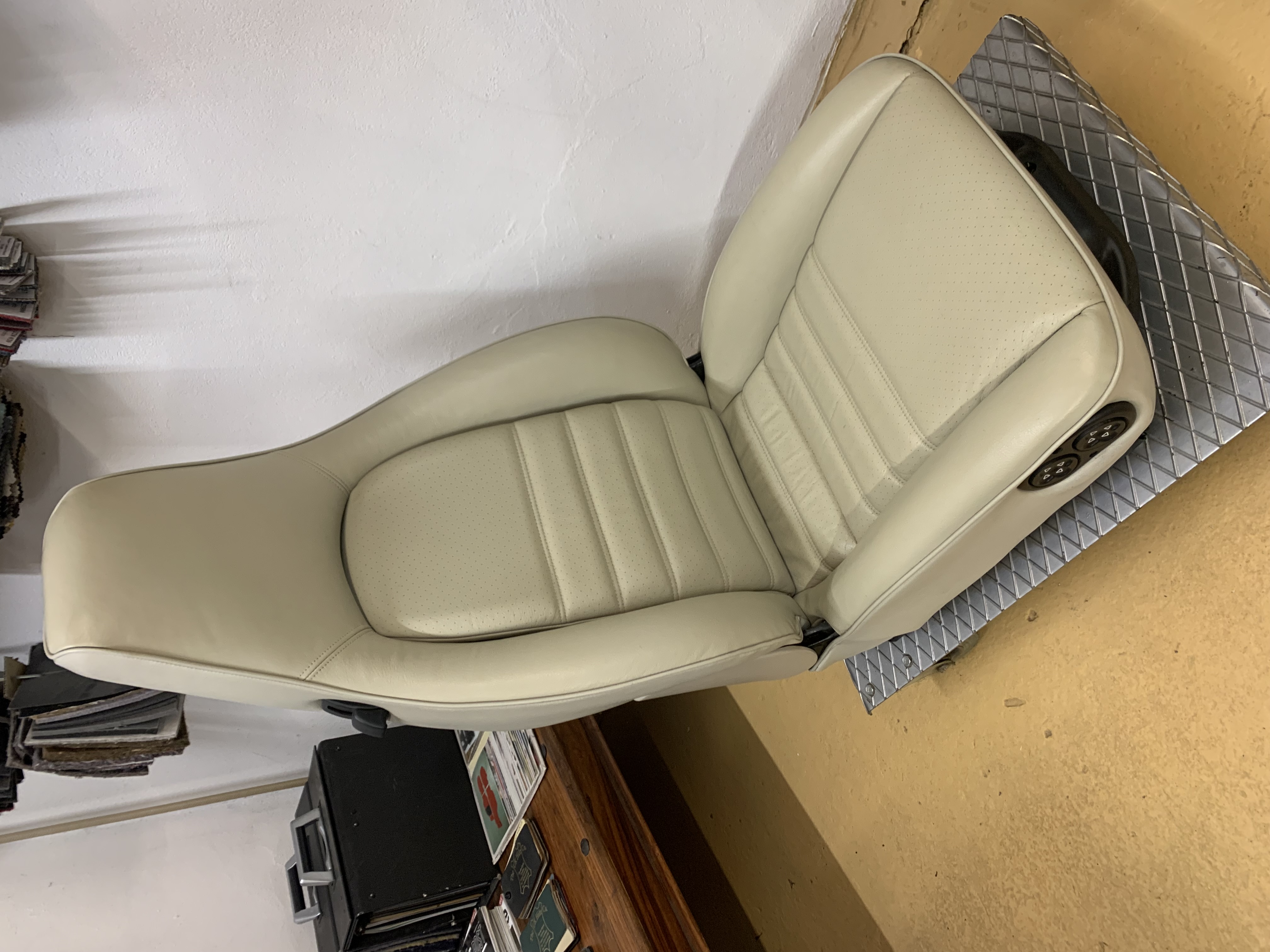 Porsche 911 standard comfort seat 8 way in Linen leather, Ex demo @ £675.00 + £45.00 if wheeled display base required
